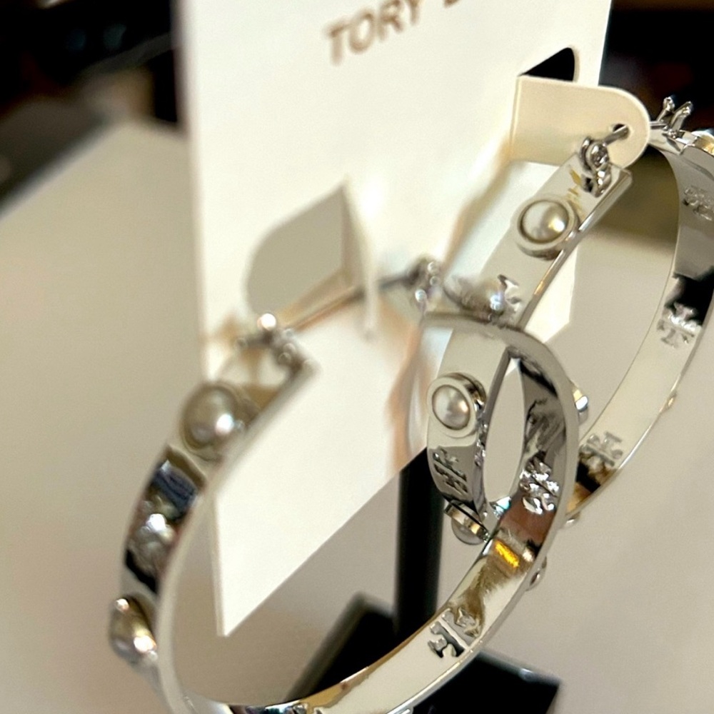 🔥🔥 New Tory Burch Silver logo Pearl Hoop Earrings - Picture 2 of 4